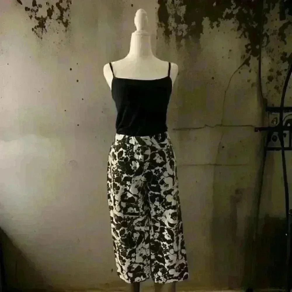 Peck & Peck Weekend Black Rose Capris Pants Size 6